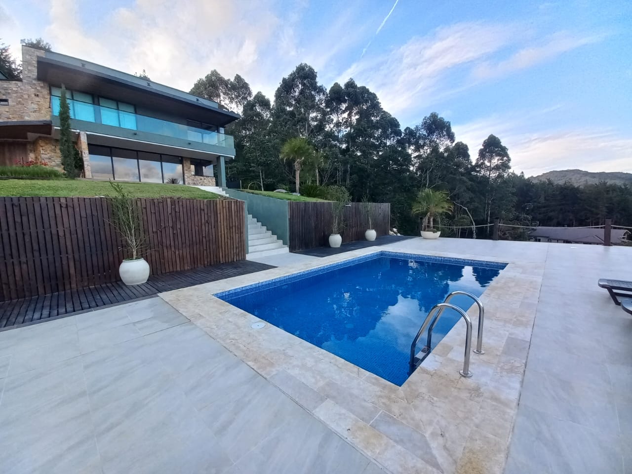 Piscina en el patio de una casa en Perlato con vista a la ciudad