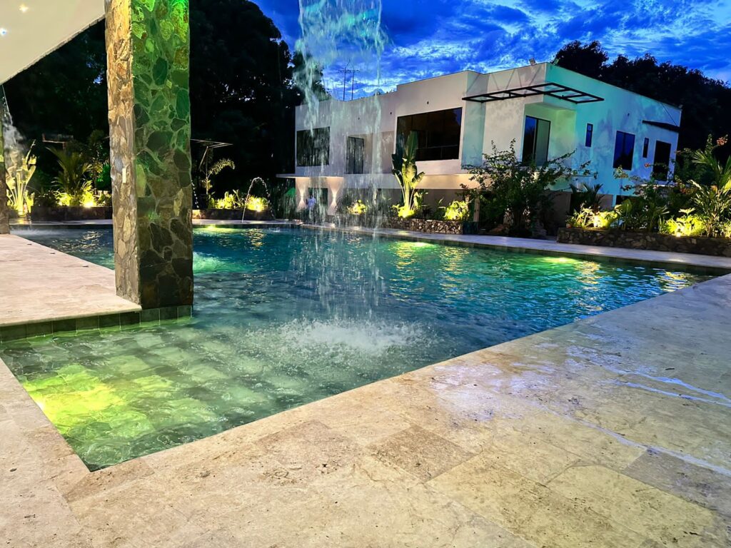 Piscina en piedra perlato con luces interiores