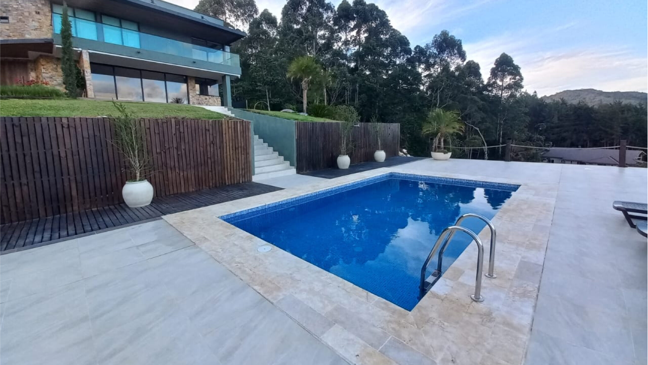 Piscina en el patio de una casa en Perlato con vista a la ciudad