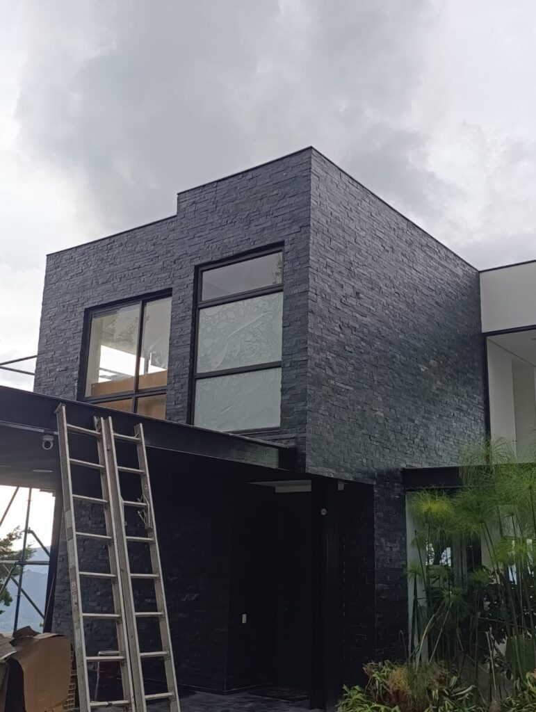 Fachada en piedra Buenaventura Negra