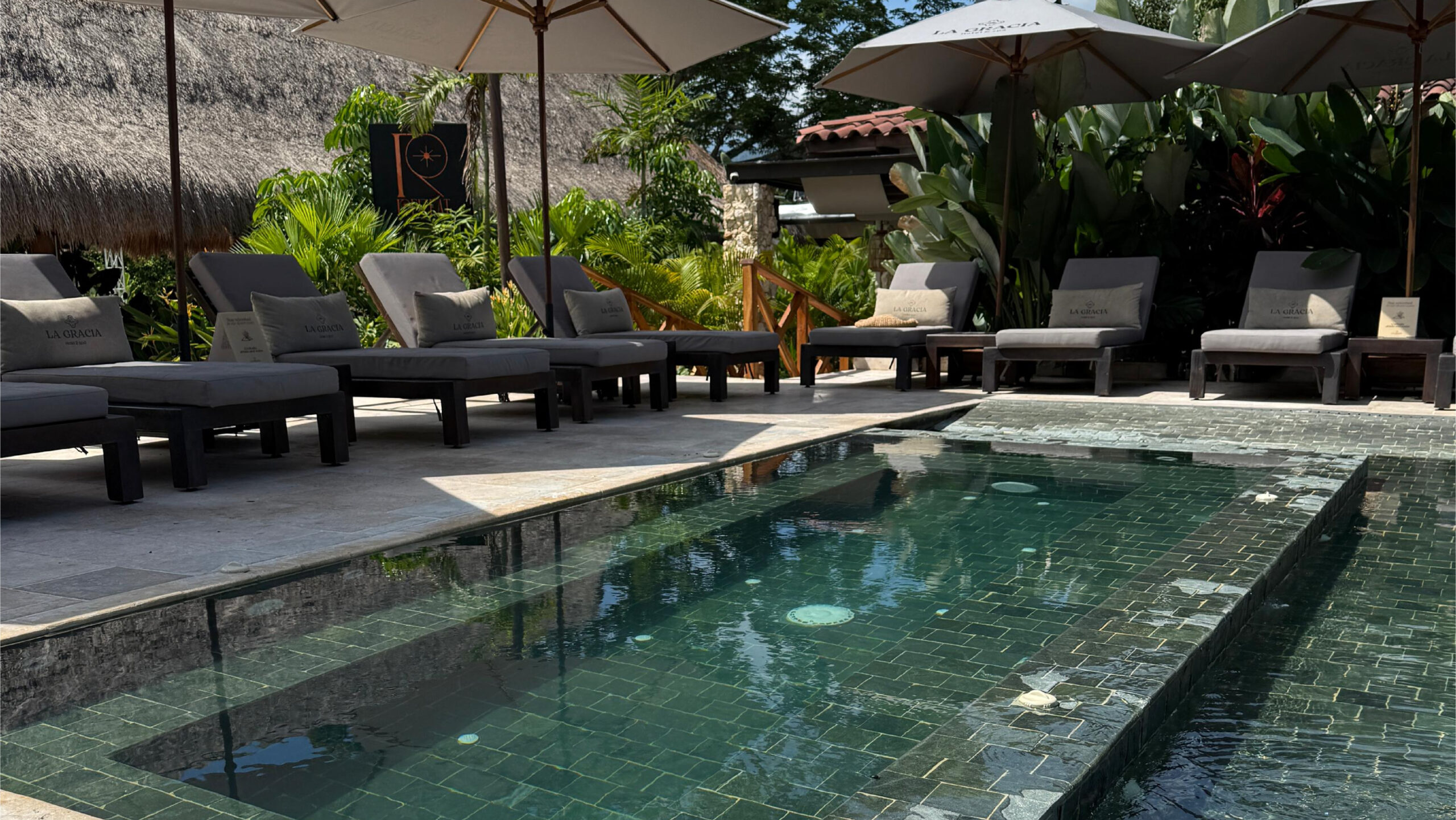 Piscina con piedra verde natural de Colombia. Piedras de Colombia. Rodeada de naturaleza, un lugar indicado para descansar, relajarse y conectar con la naturaleza