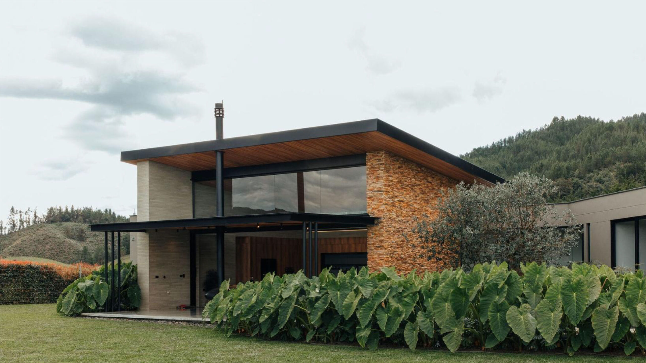 casa moderna con fachada en piedra en tonos cálidos